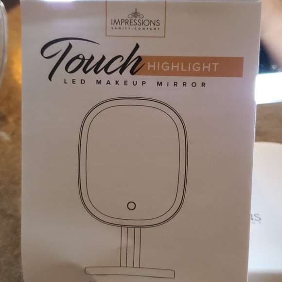NWOB IMPRESSIONS LED touch light mirror - Picture 2 of 3